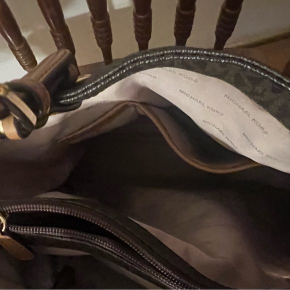 Black and brown Micheal Kors purse! Both exactly the same! - Picture 3 of 11